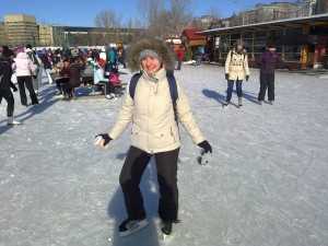 Marion sur le Canal Rideau, patinant, février 2014
